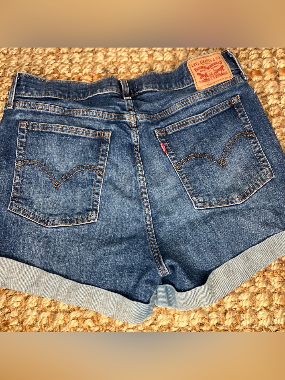 Levi’s Wedgie denim rolled shorts 32 - Picture 2 of 3